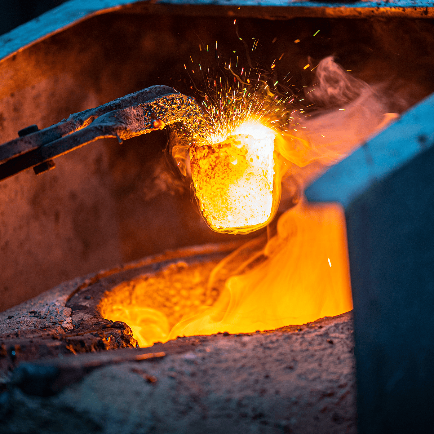 Fundición de mineral — comercialización de metales de la alianza Velasco Robota y Tecsolmin